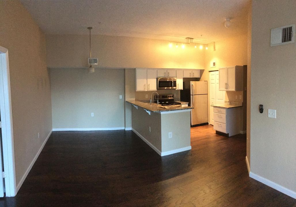 Active With Contract: $1,800 (2 beds, 2 baths, 1033 Square Feet)