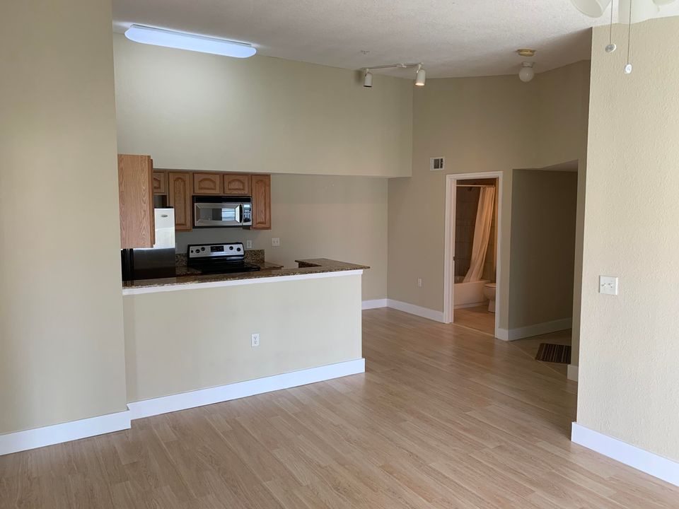 For Rent: $1,900 (2 beds, 2 baths, 960 Square Feet)