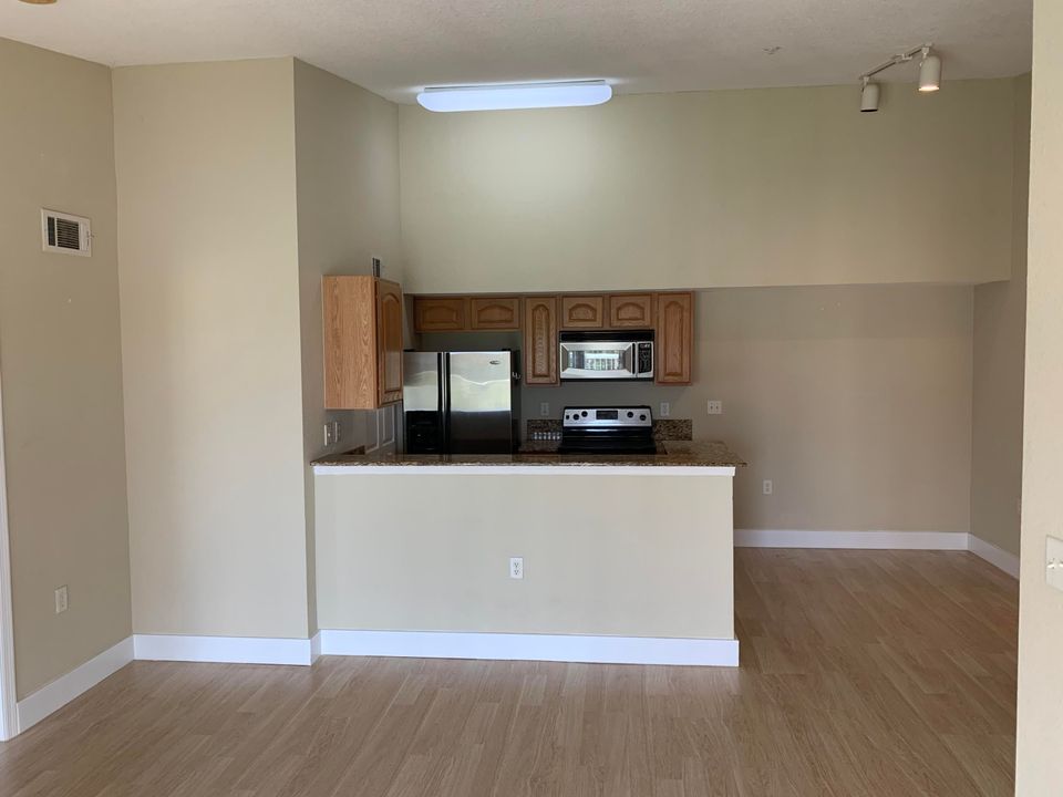 For Rent: $1,900 (2 beds, 2 baths, 960 Square Feet)