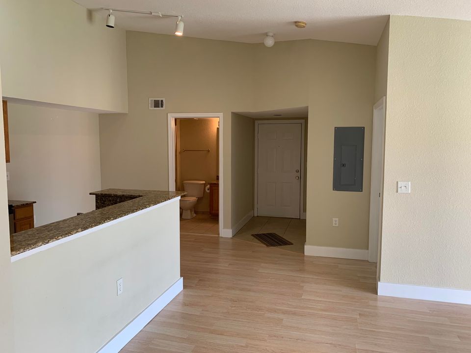 For Rent: $1,900 (2 beds, 2 baths, 960 Square Feet)