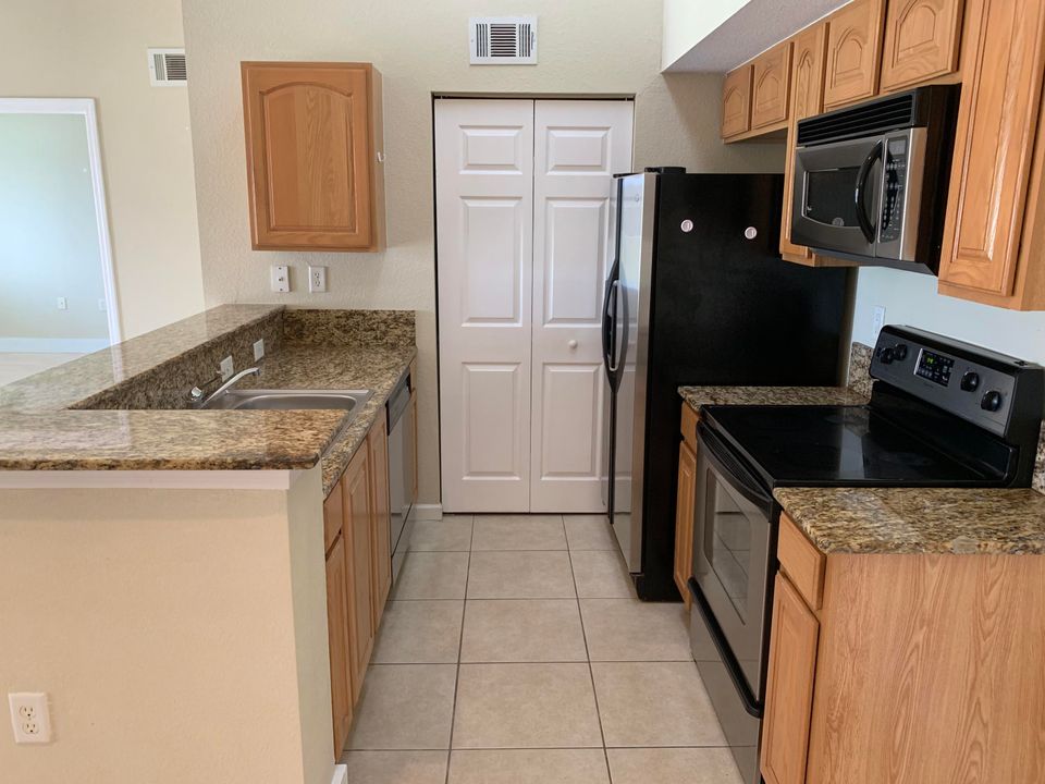 For Rent: $1,900 (2 beds, 2 baths, 960 Square Feet)