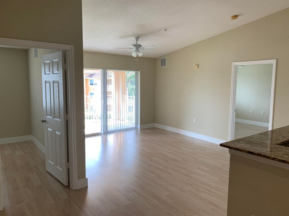 For Rent: $1,900 (2 beds, 2 baths, 960 Square Feet)