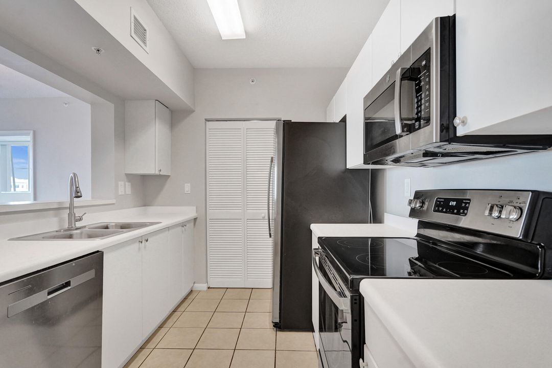 Active With Contract: $2,900 (2 beds, 2 baths, 1190 Square Feet)