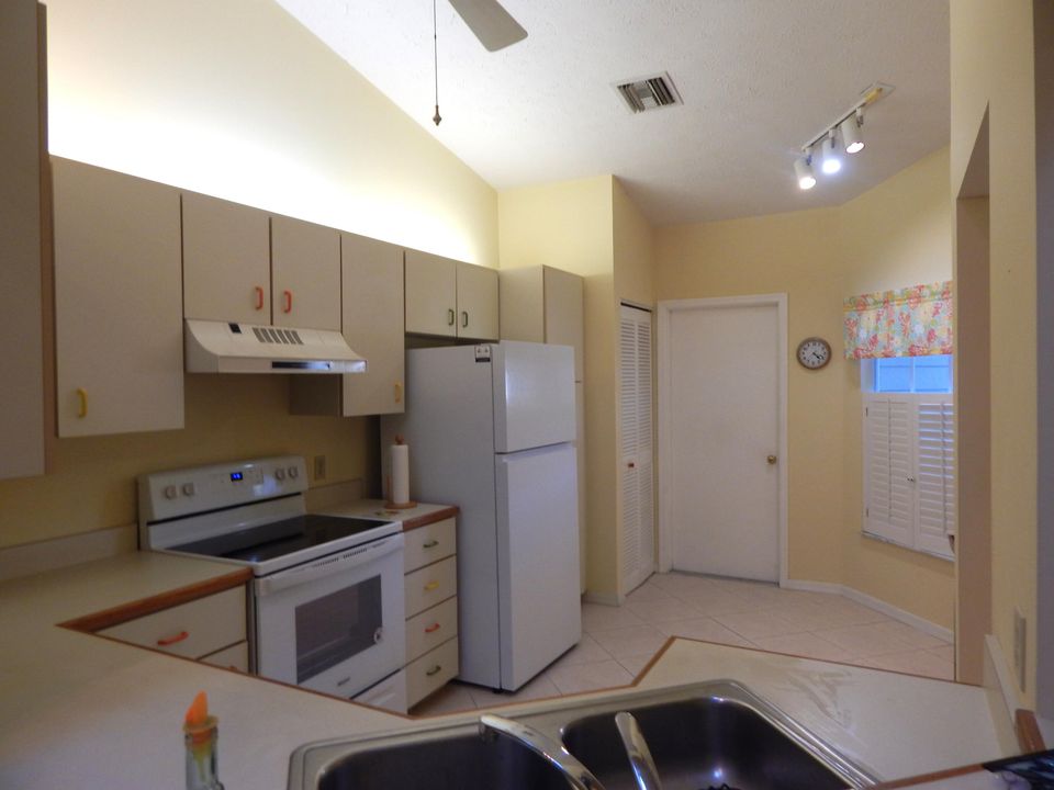 For Sale: $259,000 (2 beds, 2 baths, 973 Square Feet)