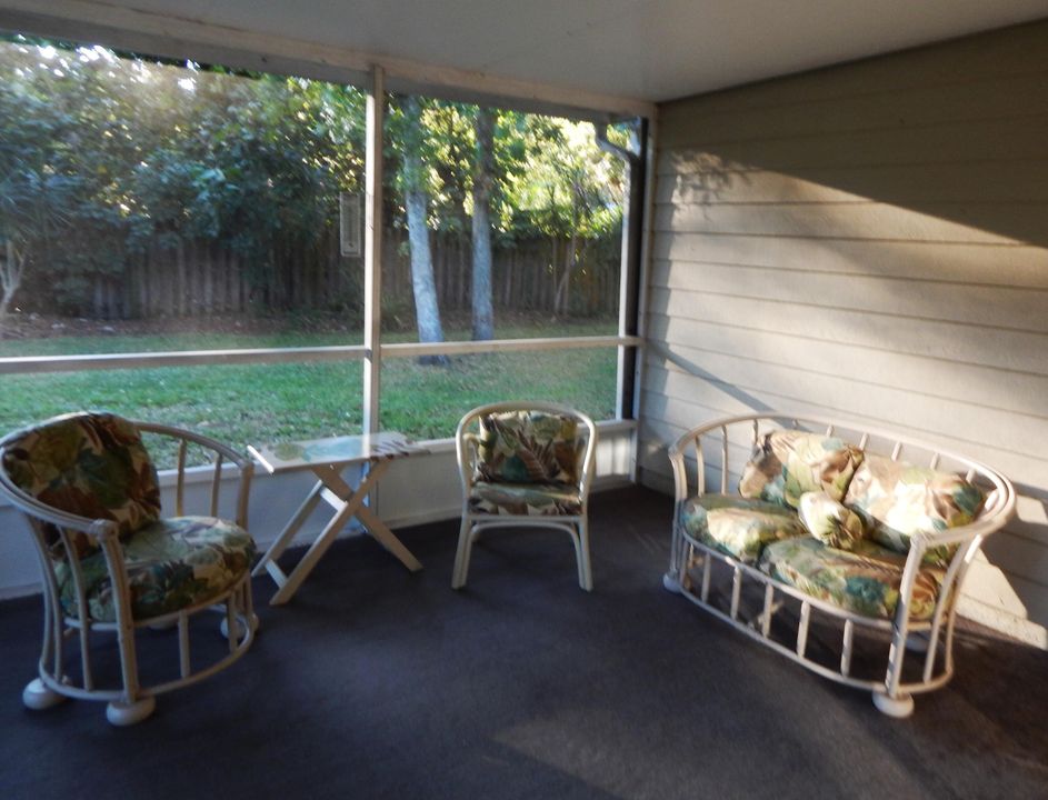 For Sale: $259,000 (2 beds, 2 baths, 973 Square Feet)