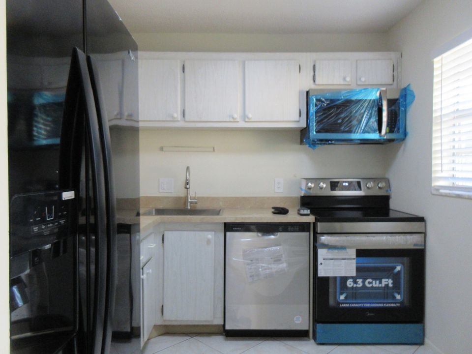 For Sale: $109,900 (1 beds, 1 baths, 660 Square Feet)