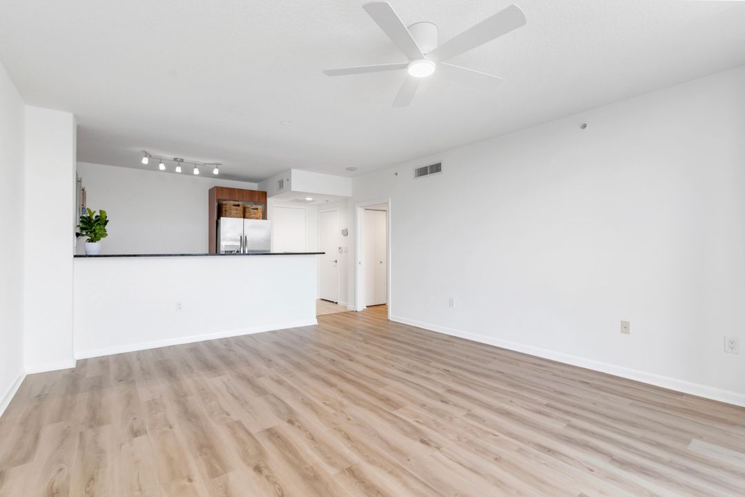 For Sale: $339,000 (1 beds, 1 baths, 760 Square Feet)