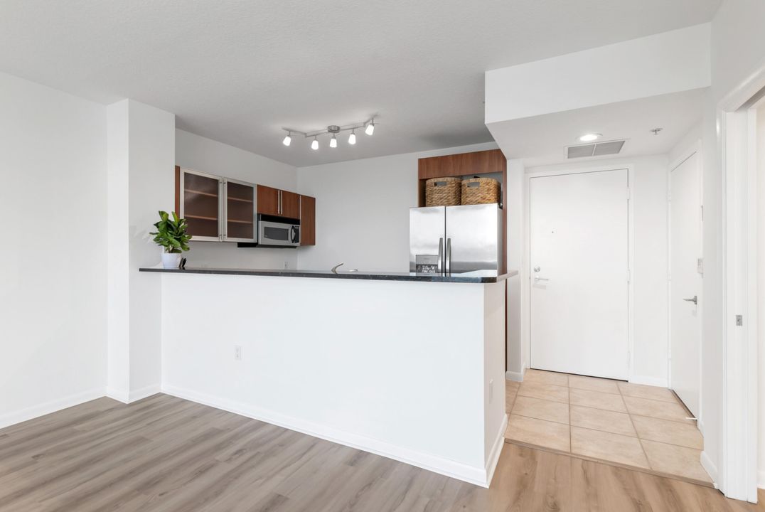 For Sale: $339,000 (1 beds, 1 baths, 760 Square Feet)