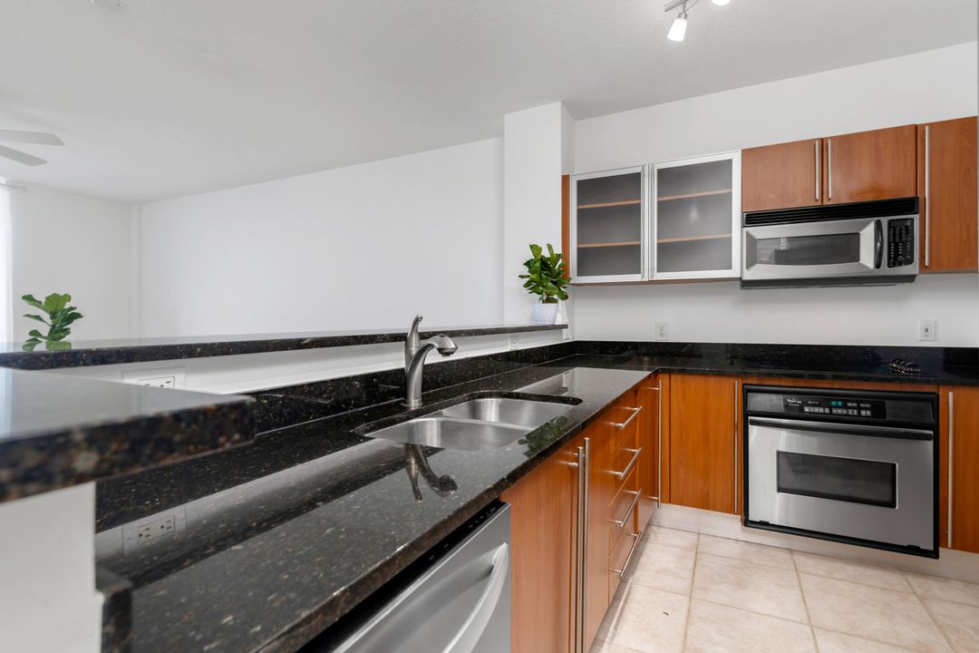 For Sale: $339,000 (1 beds, 1 baths, 760 Square Feet)