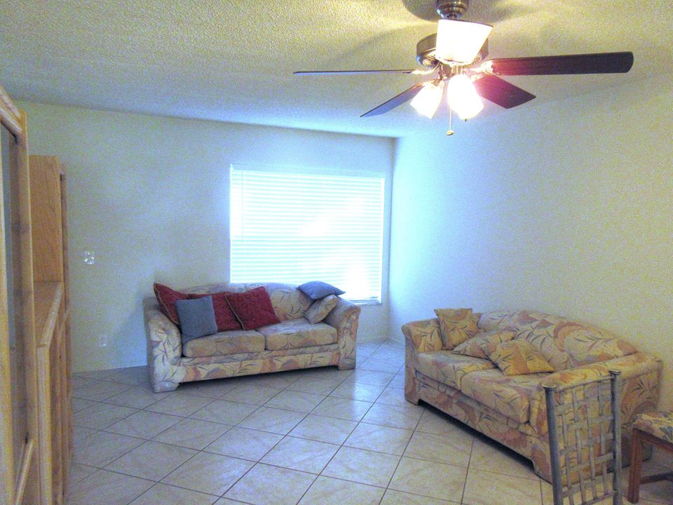 For Sale: $109,900 (1 beds, 1 baths, 660 Square Feet)