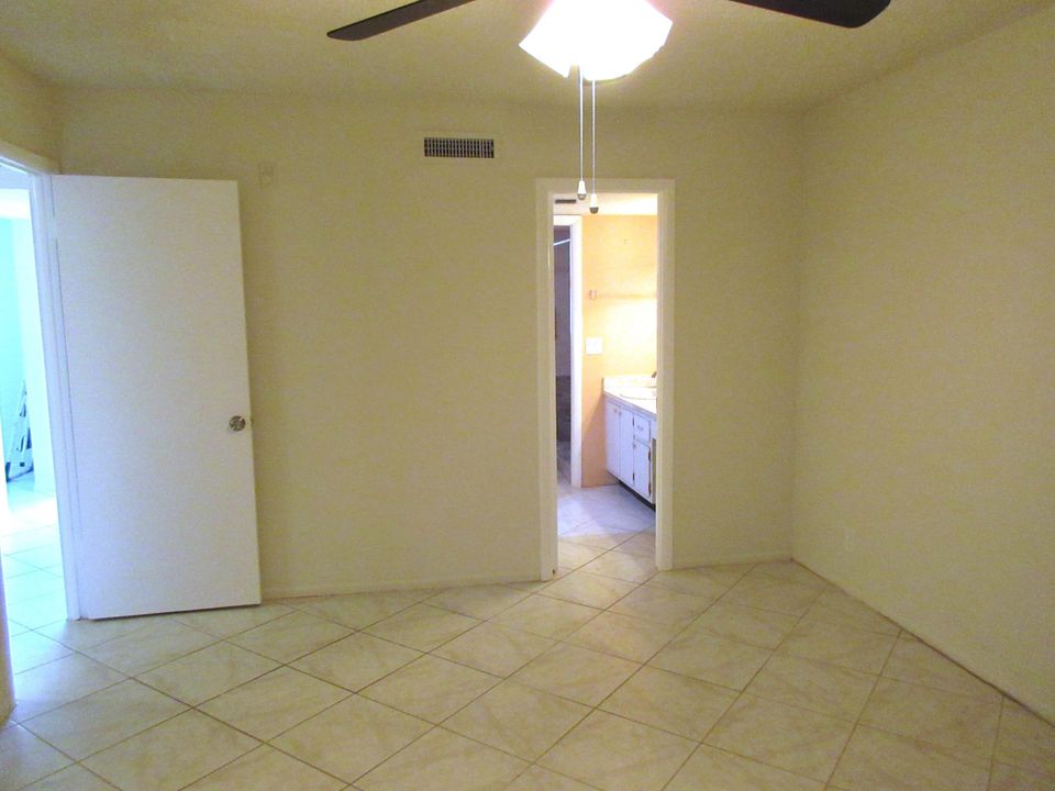 For Sale: $109,900 (1 beds, 1 baths, 660 Square Feet)