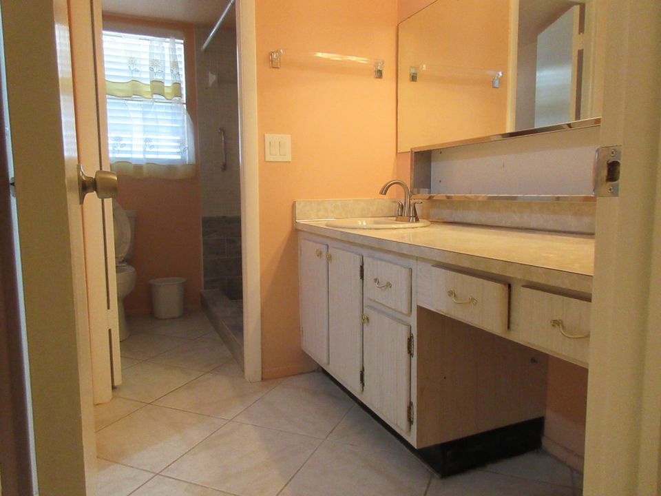 For Sale: $109,900 (1 beds, 1 baths, 660 Square Feet)