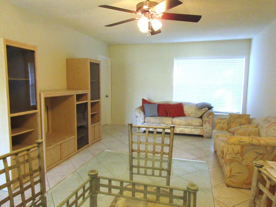 For Sale: $109,900 (1 beds, 1 baths, 660 Square Feet)