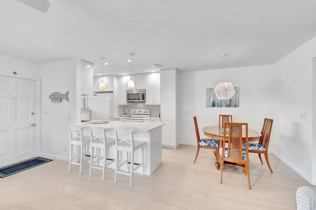 For Sale: $259,000 (2 beds, 2 baths, 1137 Square Feet)