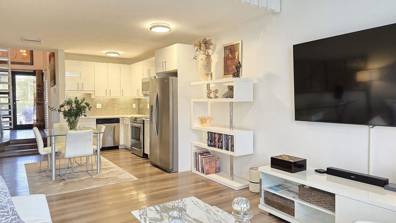 For Sale: $340,000 (1 beds, 2 baths, 922 Square Feet)