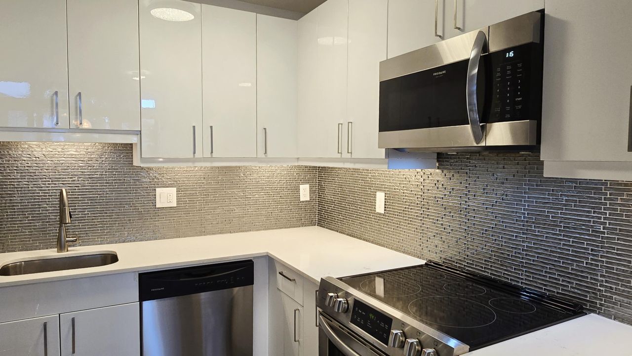 For Sale: $340,000 (1 beds, 2 baths, 922 Square Feet)