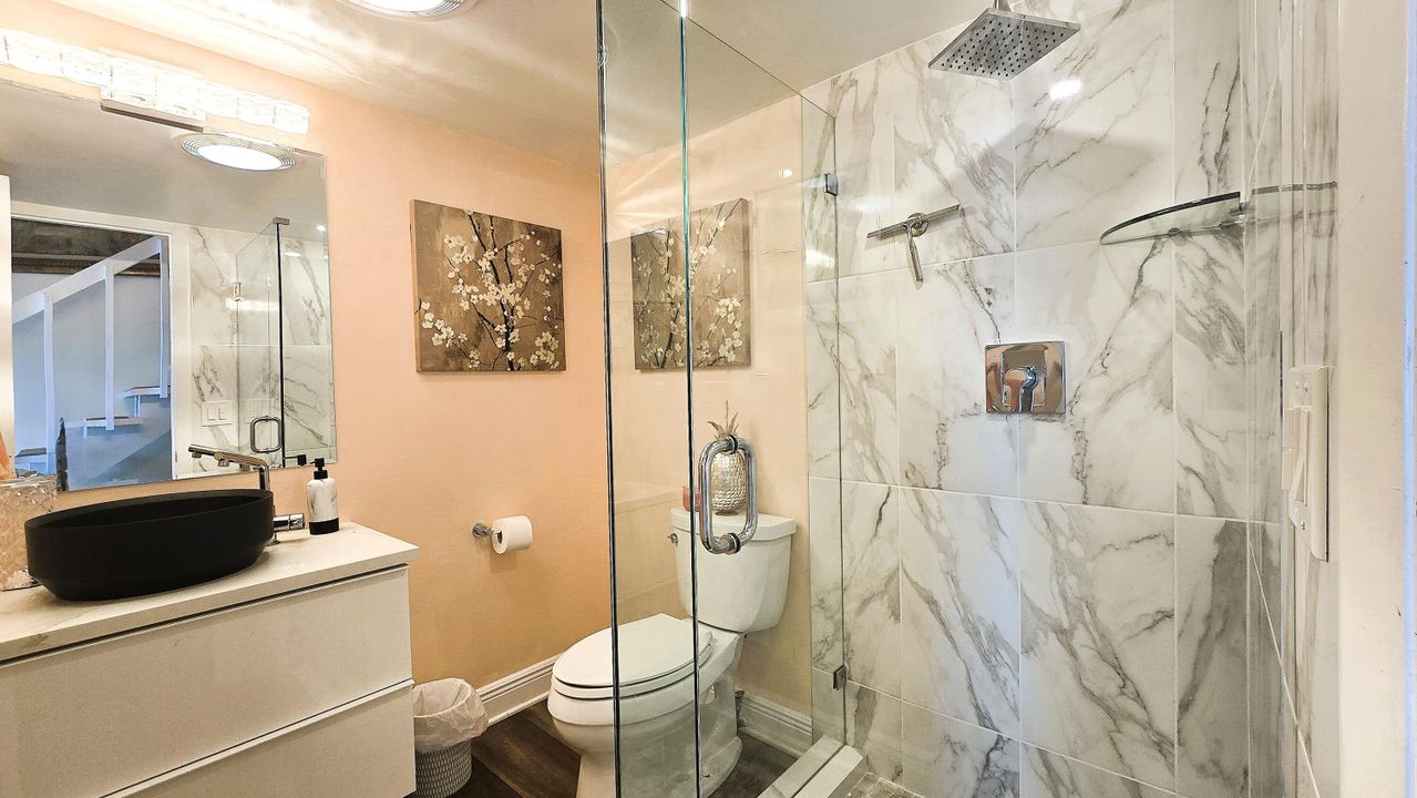 For Sale: $340,000 (1 beds, 2 baths, 922 Square Feet)