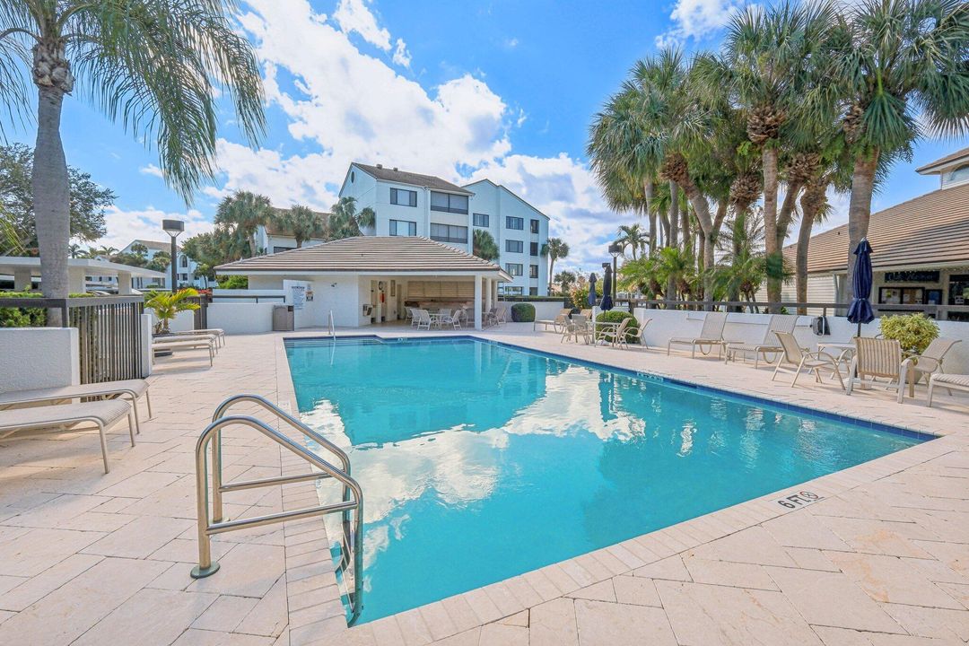 Active With Contract: $1,000,000 (4 beds, 2 baths, 2465 Square Feet)