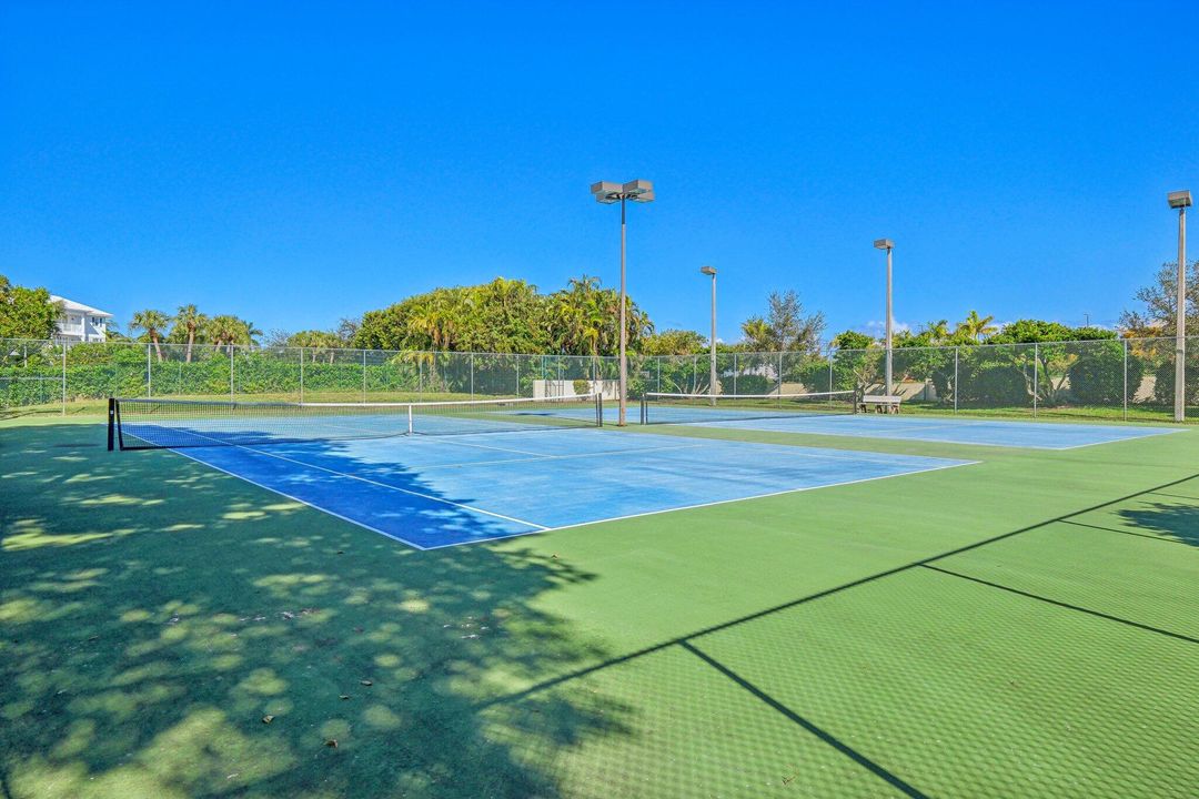 Active With Contract: $1,000,000 (4 beds, 2 baths, 2465 Square Feet)