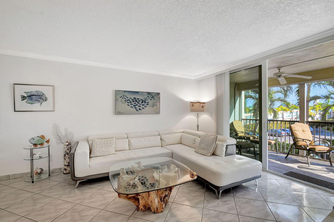 For Sale: $310,000 (2 beds, 2 baths, 908 Square Feet)