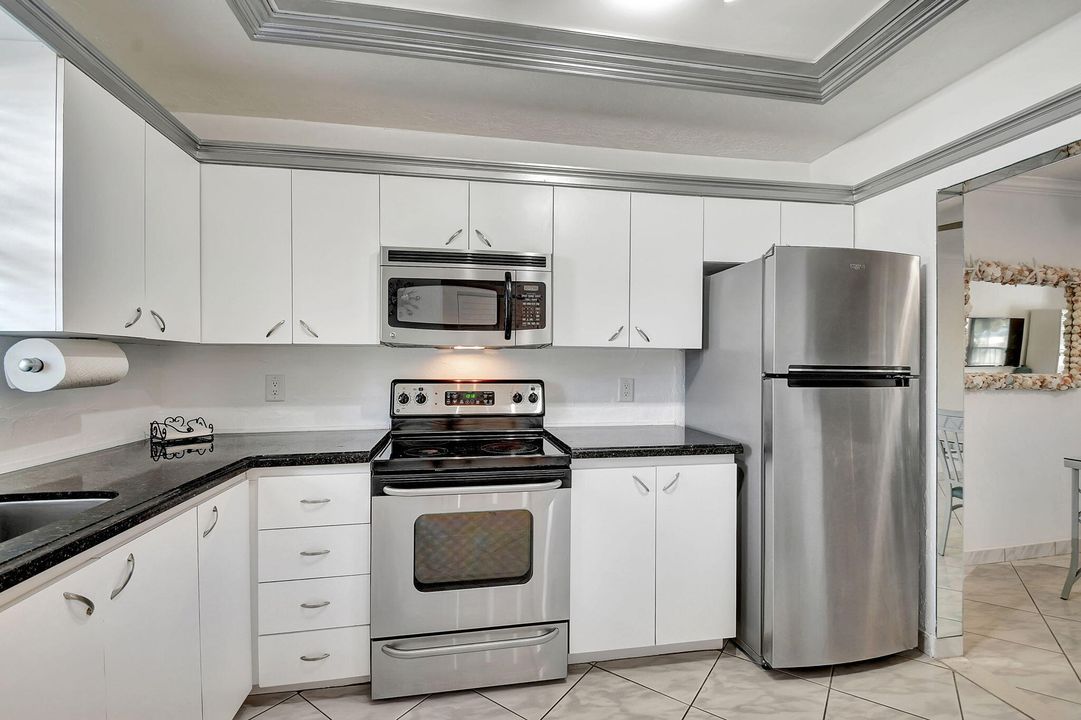 For Sale: $310,000 (2 beds, 2 baths, 908 Square Feet)