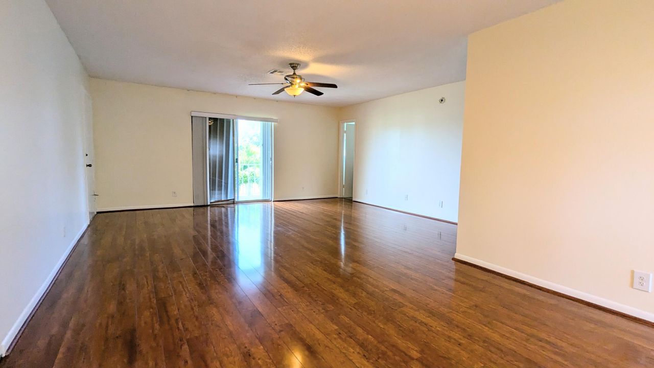 For Sale: $180,000 (1 beds, 1 baths, 891 Square Feet)