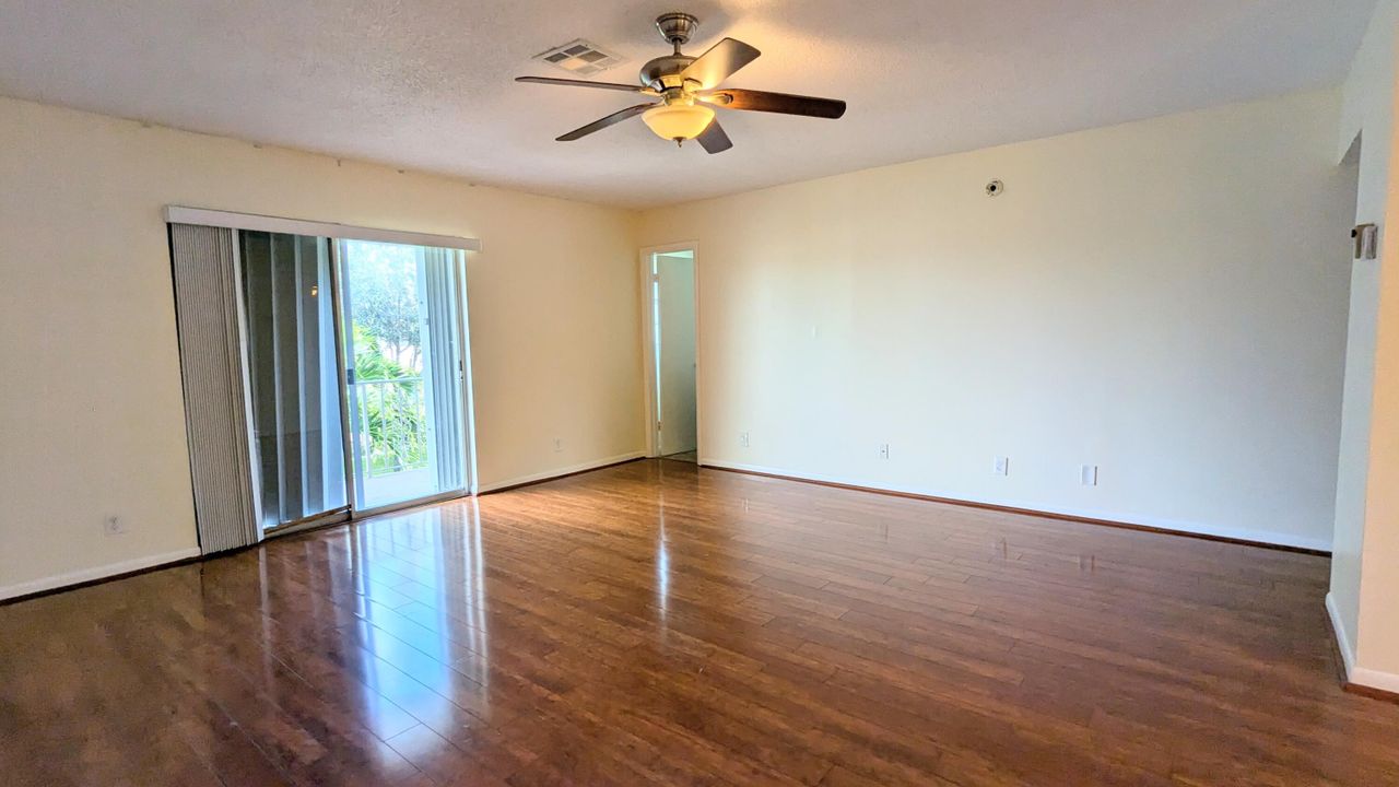 For Sale: $180,000 (1 beds, 1 baths, 891 Square Feet)