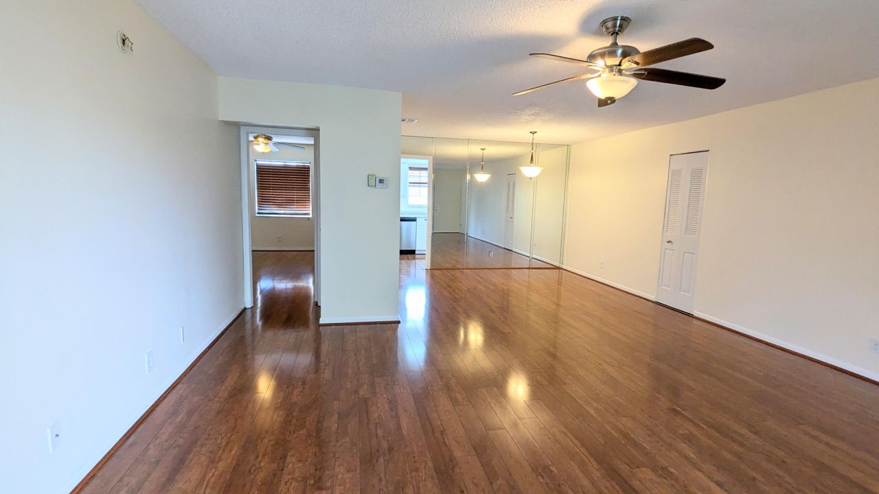 For Sale: $180,000 (1 beds, 1 baths, 891 Square Feet)