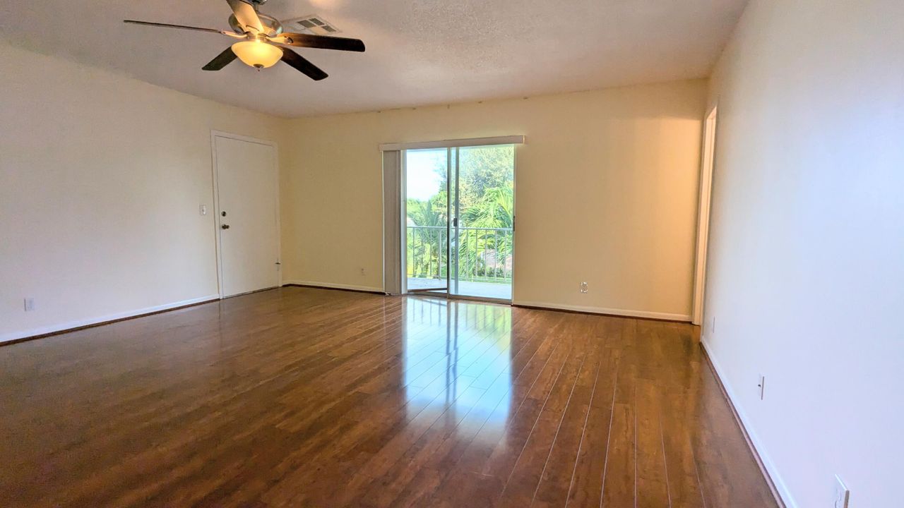 For Sale: $180,000 (1 beds, 1 baths, 891 Square Feet)