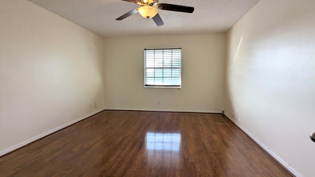 For Sale: $180,000 (1 beds, 1 baths, 891 Square Feet)