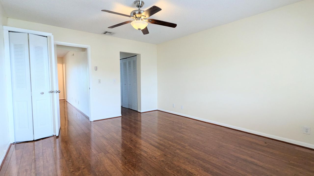 For Sale: $180,000 (1 beds, 1 baths, 891 Square Feet)