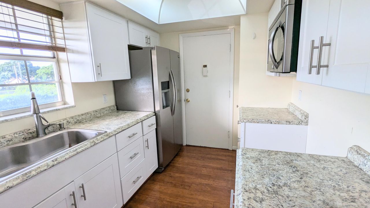 For Sale: $180,000 (1 beds, 1 baths, 891 Square Feet)