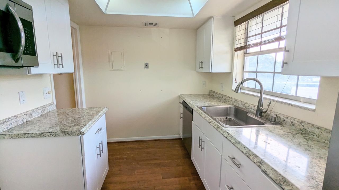 For Sale: $180,000 (1 beds, 1 baths, 891 Square Feet)