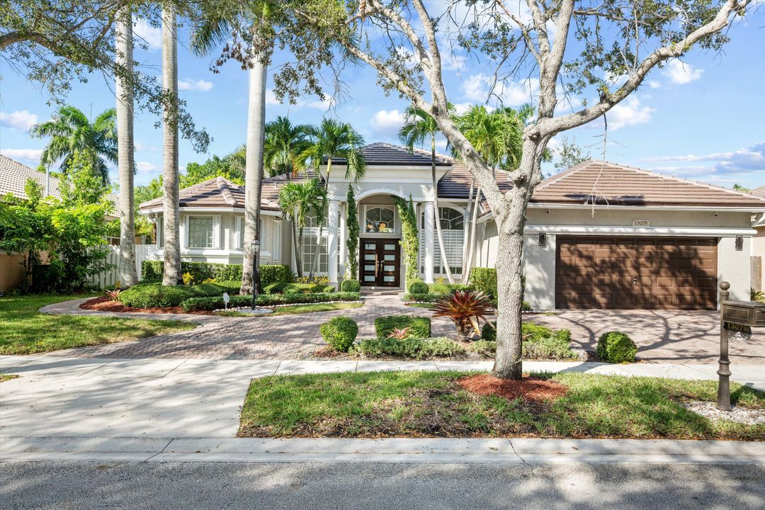 For Sale: $1,000,000 (5 beds, 3 baths, 2829 Square Feet)