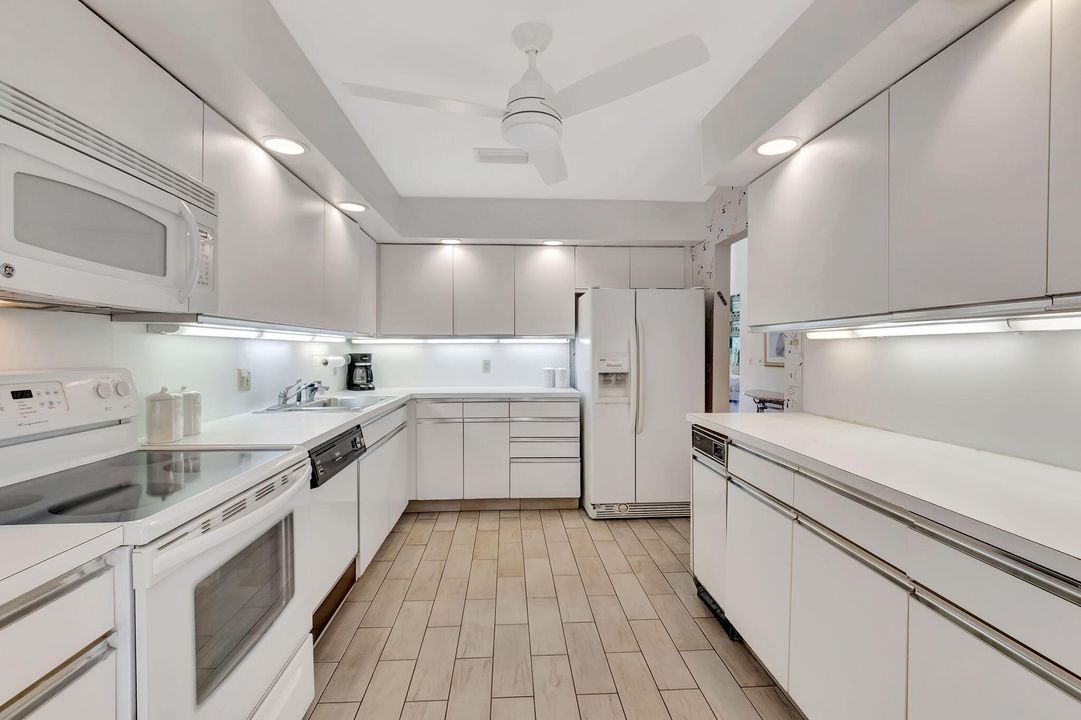 For Sale: $294,900 (2 beds, 2 baths, 1904 Square Feet)