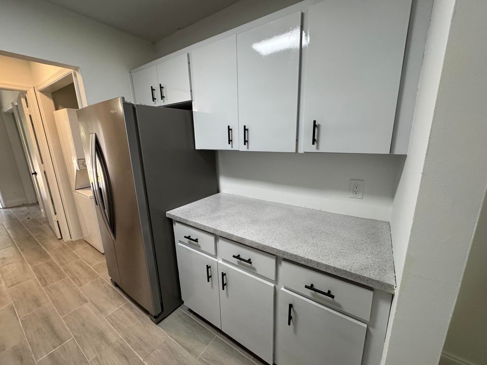 Active With Contract: $1,700 (1 beds, 1 baths, 669 Square Feet)