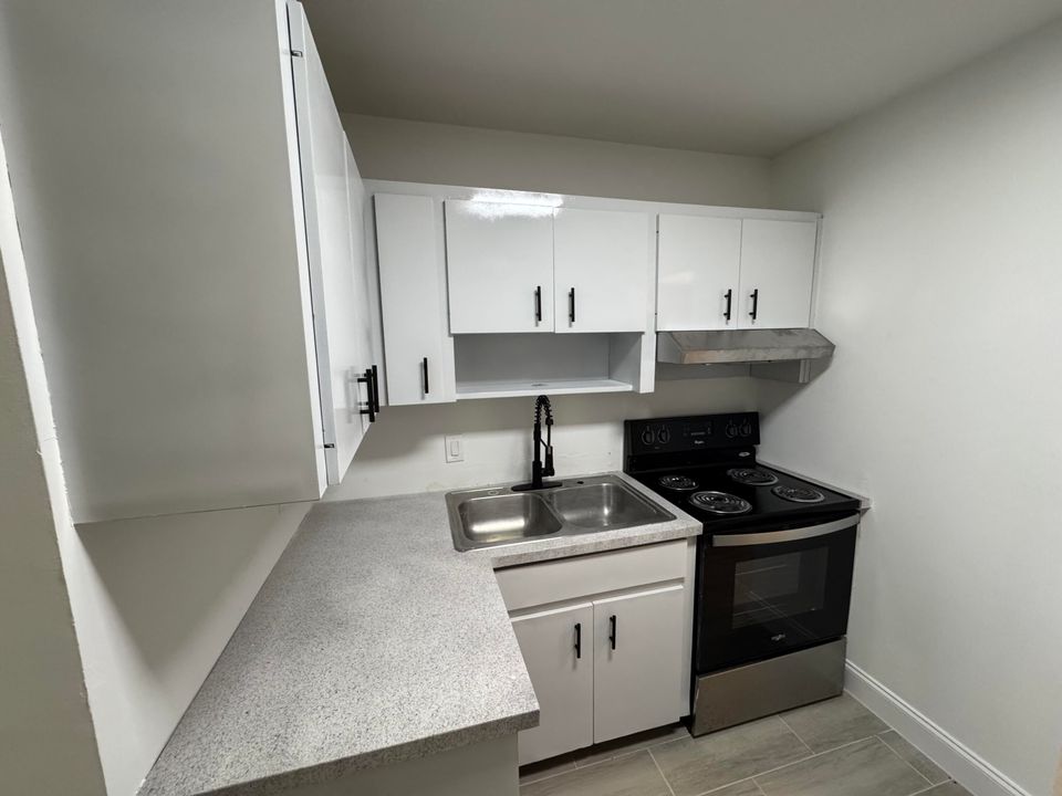 Active With Contract: $1,700 (1 beds, 1 baths, 669 Square Feet)