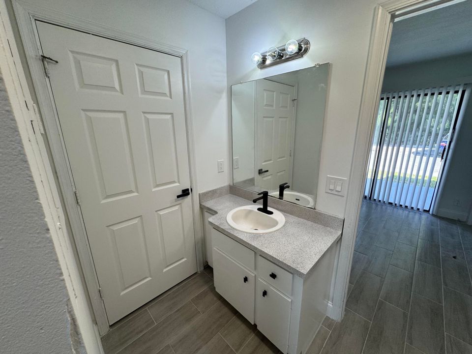 Active With Contract: $1,700 (1 beds, 1 baths, 669 Square Feet)