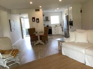 For Sale: $235,000 (1 beds, 1 baths, 905 Square Feet)