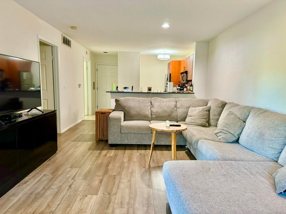 Active With Contract: $1,850 (1 beds, 1 baths, 672 Square Feet)