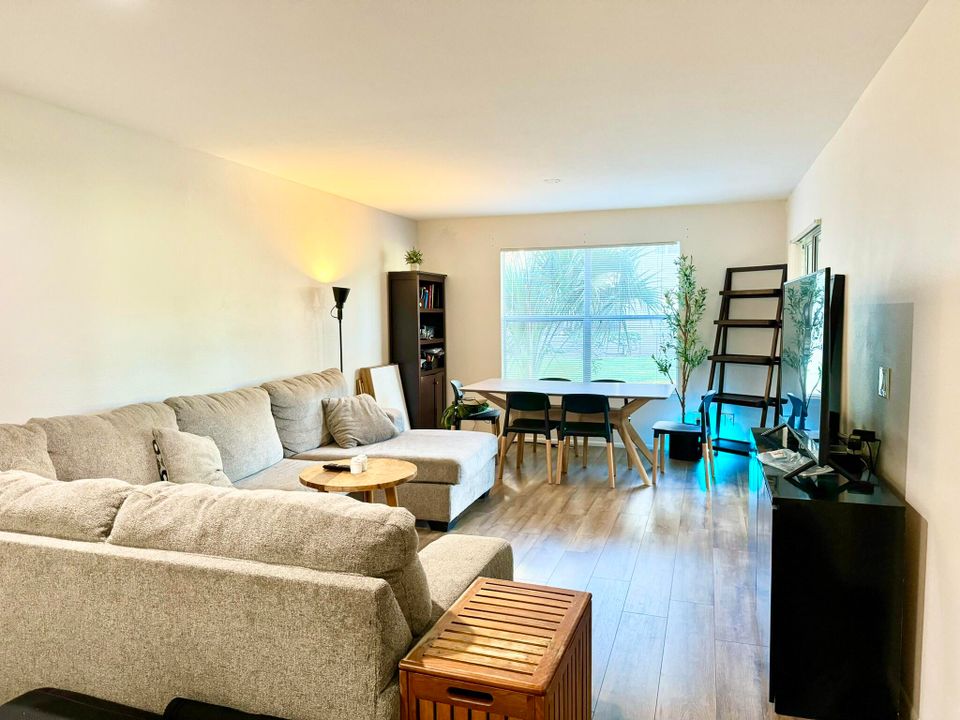 Active With Contract: $1,850 (1 beds, 1 baths, 672 Square Feet)