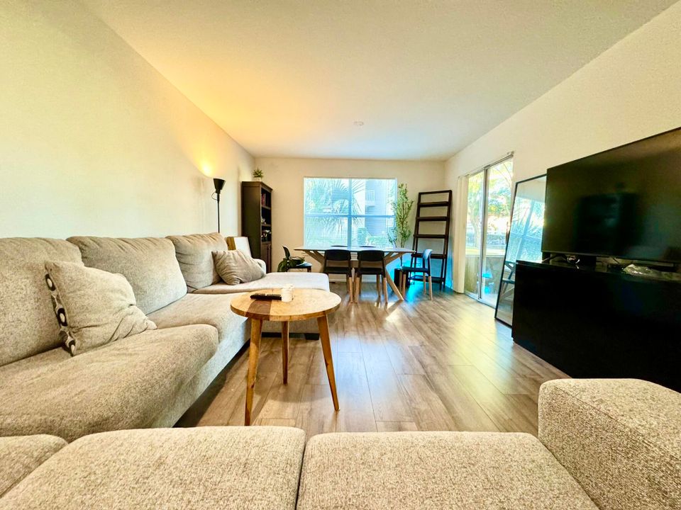 Active With Contract: $1,850 (1 beds, 1 baths, 672 Square Feet)