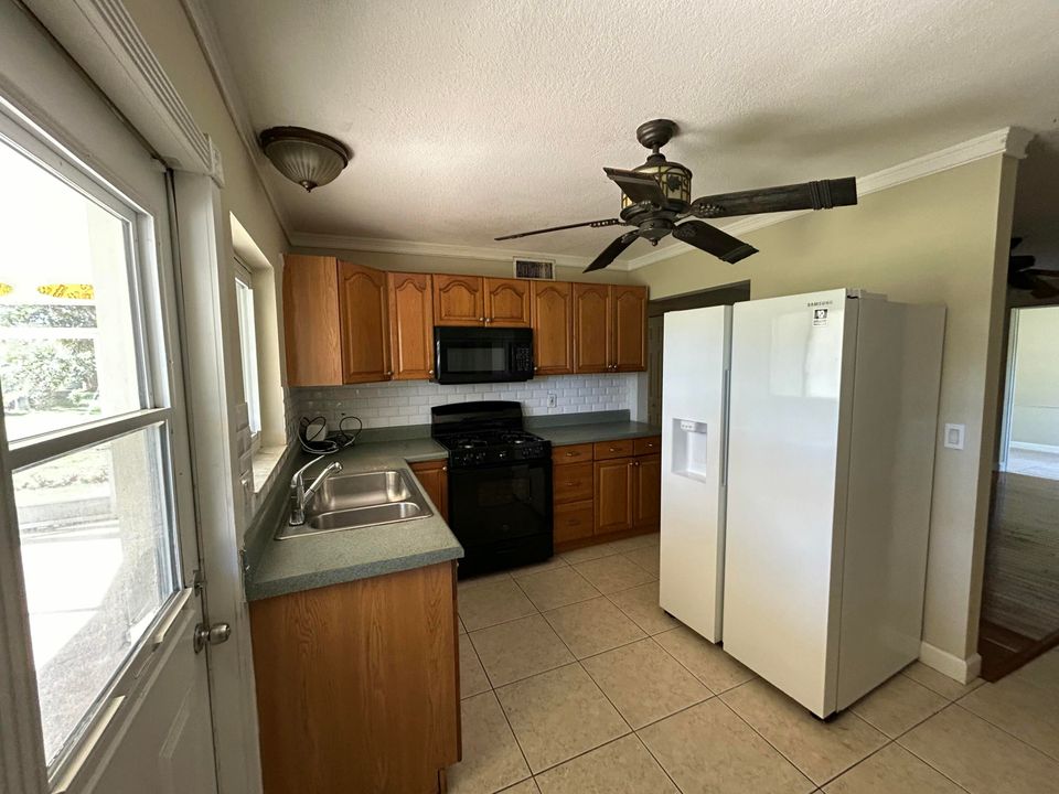 For Rent: $1,900 (3 beds, 1 baths, 1039 Square Feet)