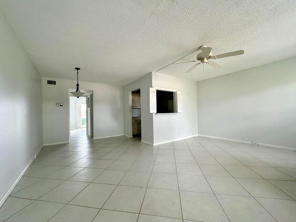 For Sale: $157,000 (1 beds, 1 baths, 684 Square Feet)