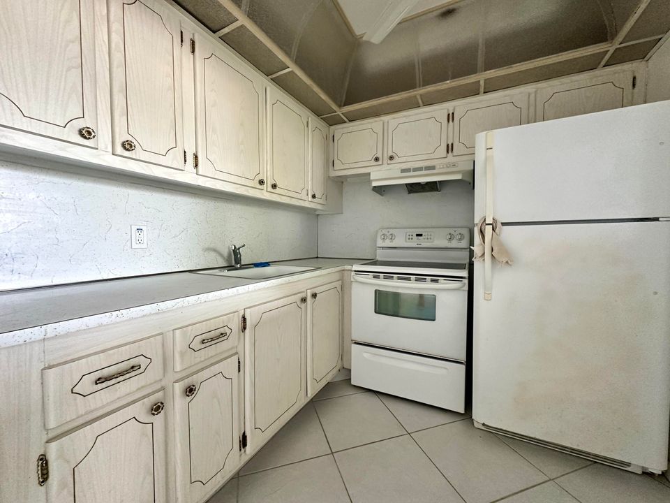 For Sale: $157,000 (1 beds, 1 baths, 684 Square Feet)