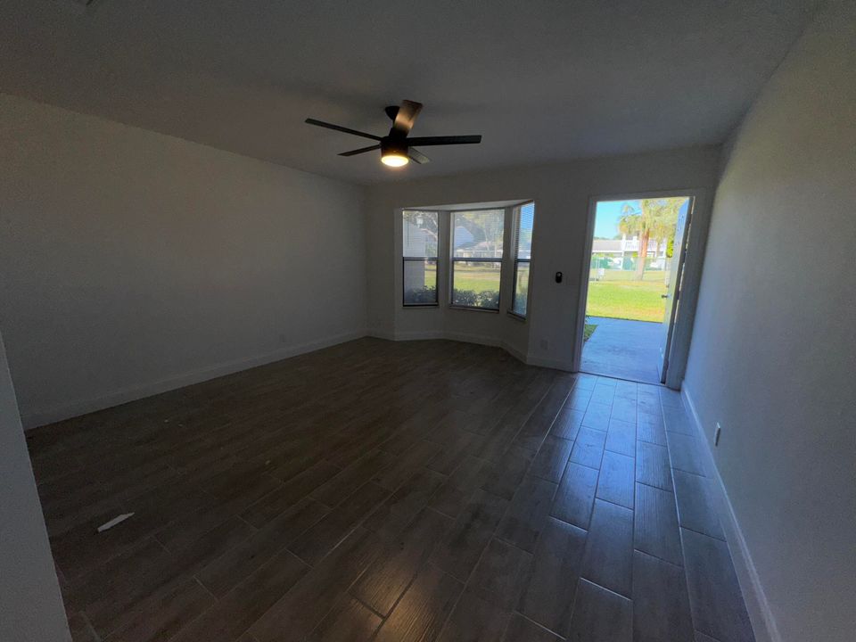 Active With Contract: $1,700 (1 beds, 1 baths, 669 Square Feet)