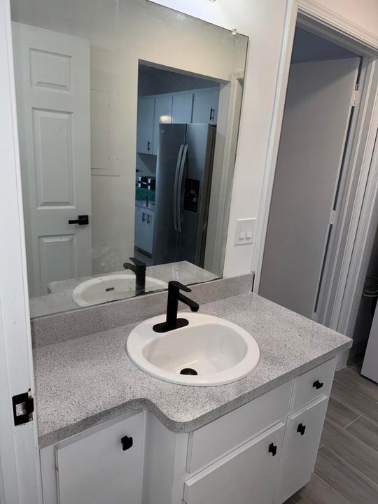 Active With Contract: $1,700 (1 beds, 1 baths, 669 Square Feet)