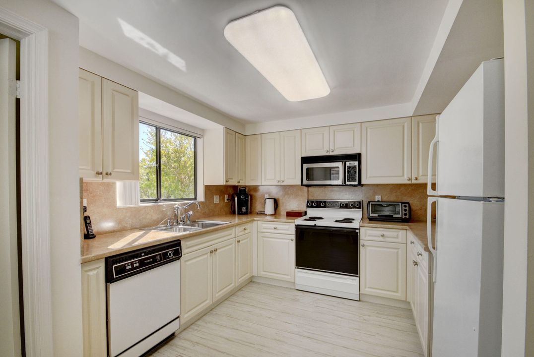 For Sale: $419,500 (2 beds, 2 baths, 1728 Square Feet)