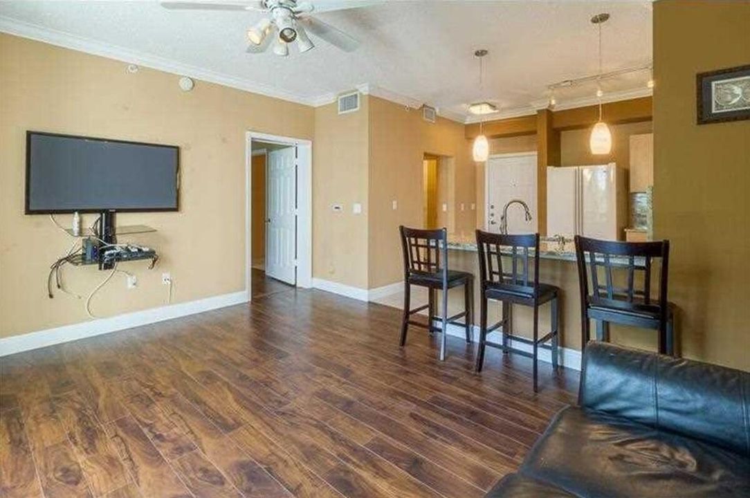 For Sale: $305,000 (1 beds, 1 baths, 667 Square Feet)