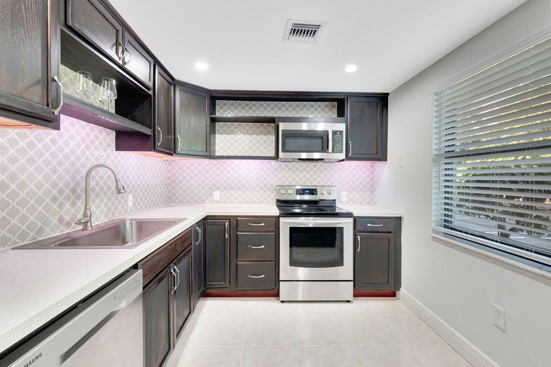 For Sale: $369,000 (2 beds, 2 baths, 1308 Square Feet)